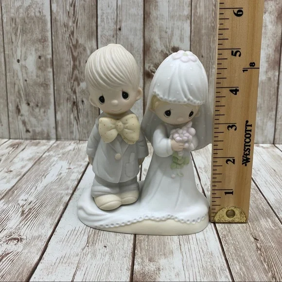 1979 Adorable Precious Moments Bride and Groom Figurine - Picture 3 of 9